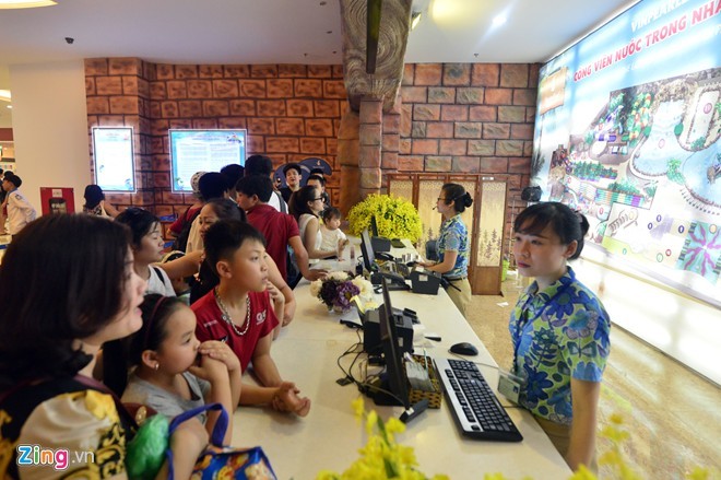 Công viên nước trong nhà, khu vui chơi thiếu nhi, các hàng ăn uống... trong  trung tâm thương mại Royal City là điểm đến của nhiều gia đình đưa con nhỏ tới đây vui chơi. Thời tiết nắng nóng, các dịch vụ vui chơi ngoài trời khá thưa thớt là nguyên nhân khiến quầy bán vé trong trung tâm vui chơi luôn ùn ứ.